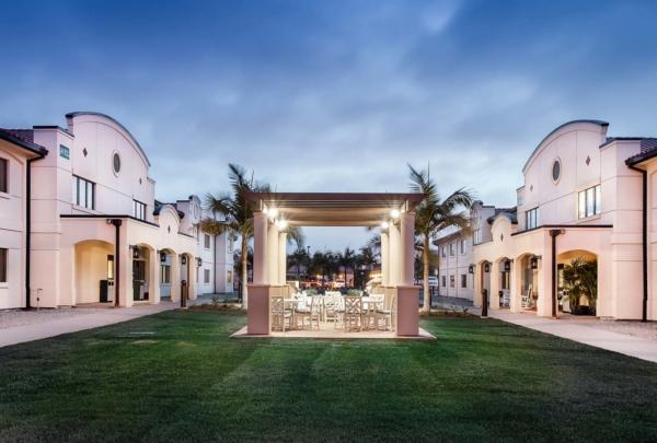 Miramar Inn lawn and picnic area at dusk