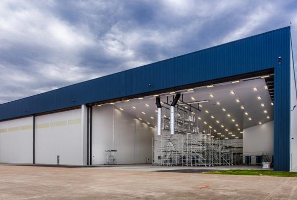 MAAS航空涂装设施的外观. Hangar door open showing inside of painting facility.